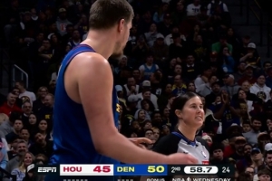 多少有点离谱！约基奇后场大回环要造投篮犯规 裁判只给普通犯规 配图