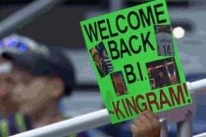 重返新奥尔良！鹈鹕大屏幕致敬英格拉姆 现场球迷欢呼 配图