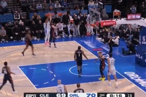 开枪庆祝咯！贝恩反跑摆脱打成2+1后 再底角追身三分打停骑士！ 配图