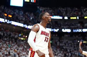 韦德：阿德巴约的43罚大部分都是实打实的 对面防不住他只能犯规 配图