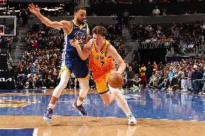 单季20分且三项命中率至少50/40/100%场数:库里前2 克尼佩尔第3 配图