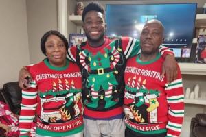 伤退后掩面哭泣!图片报:阿方索1年内4度受伤,赛后得到父母安慰 配图