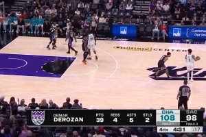 接着上分！德罗赞单打迪亚巴特强突左手上篮 已砍赛季新高39分 配图