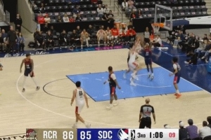 太轻松！杨瀚森背身单打 碾到篮下转身再中一球 配图