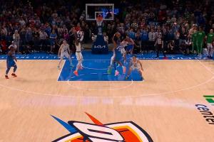 连续127场的稳定中投！亚历山大关键球中距离稳稳命中取得领先 配图