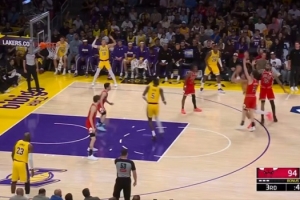 难受！东契奇钻人缝长抛投命中&先犯规不算 雷迪克&詹姆斯抱怨 配图