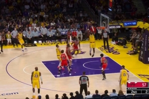 就是找你！东契奇抛传再次助飞艾顿空接扣篮得分 配图