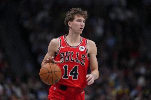 最近状态真好！布泽利斯半场11中6&三分6中3砍下17分4板2断2帽 配图