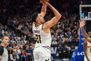 突然发力！斯潘塞·琼斯内外开花连续拿分 掘金追到4分 配图