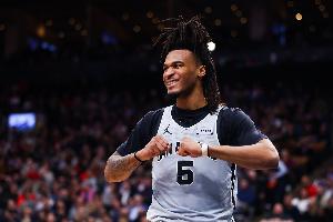 差第一仅2次！卡斯尔生涯第2次砍30+三双 追平文班并列队史第三 配图