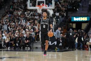 米奇：卡斯尔展示出极强的身体对抗但并非刻意 即使有失误也无妨 配图