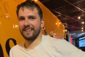 就差一助!东契奇调侃:没三双都是八村的错 他故意投丢最后一球 配图