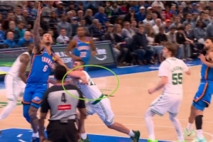 火眼金睛！杰林威不沉球上篮2+1 绿军挑战成功&杰林威先进攻犯规 配图