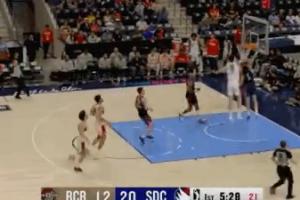 就这么打！杨瀚森积极拼命回防 追身钉板血帽挽救队友失误 配图