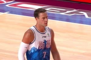 首秀有内容!新疆外援门内加13分钟6中3拿10分 有内有外能冲击 配图