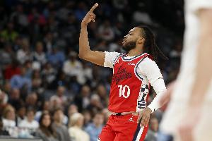 队记:明天快船迎战公牛 加兰因左脚趾伤病管理缺阵 配图