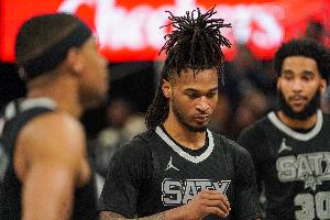 差的可是不少！掘金半场三分球20中4&马刺27中11 单项输21分 配图