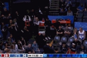 落地不稳！奇才库珀反击上篮崴脚 已返回更衣室 配图