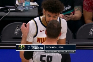 本赛季首T！卡梅隆·约翰逊拉拽加推卡斯尔犯规 回放补吹技术犯规 配图