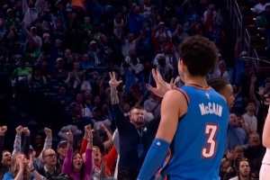 美甲亮闪闪！卡鲁索抢断助攻麦凯恩追身三分命中 雷霆反超比分！ 配图