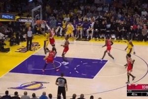 运转流畅！詹姆斯分球后掩护顺下 接球冲击篮筐造成杀伤 配图