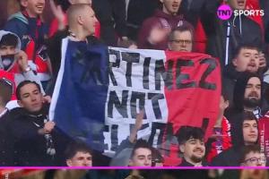 又添一笔账！里尔球迷狂嘘大马丁，拉横幅称“不欢迎” 配图