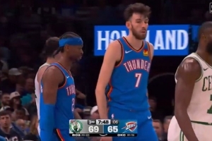 杰伦·布朗不满亚历山大突破造规：那根本不是篮球！ 配图