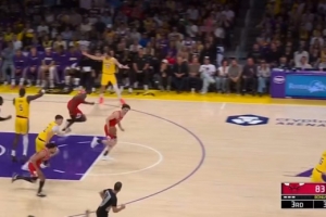 老毛病！东契奇强攻不中摊手抱怨&不回防 公牛追击长两分惩戒 配图