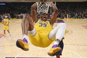 从过客到功臣!霍华德生涯两入湖人 20年随队捧起冠军奖杯! 配图