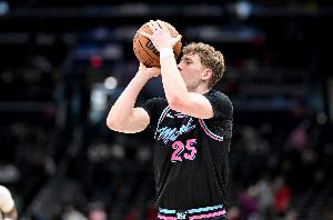 好好培养一下!20号秀亚库乔尼斯砍18分7板2助2断1帽 三分11中5 配图