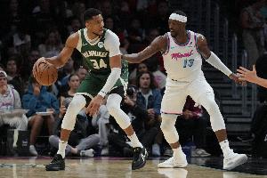 字母：阿德巴约是最顶级的攻防一体球员 我每次对阵他都充满动力 配图