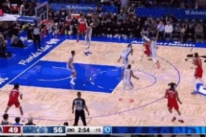 隆多招牌！特雷·杨突破背后拉球骗过所有防守上空篮得分 配图