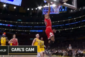 大意了！詹姆斯持球被断 迪林厄姆助攻特雷·琼斯反击得手 配图