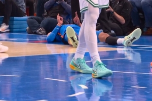 攻防起势！鸭梨封盖布朗&阿杰伊·米切尔强突拉杆上篮打成2+1 配图