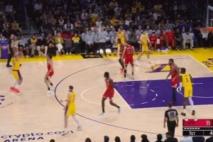 远程轰炸！东契奇弧顶接球 加长三分出手一箭穿心 配图