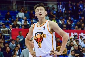 关键三分尽力了!周鹏6中3拿到7分2助攻 最后时刻犯满离场 配图