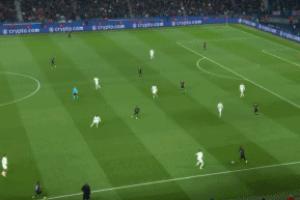 自信过头？约恩森两次潇洒过掉巴黎逼抢球员，随后失误送大礼 配图