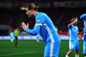 迈达纳谈抱拳作揖方式致谢球迷：这是我根据中国古典文化所学到的 配图