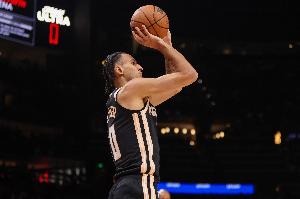 内外开花!里萨谢12中6砍下19分9板 三分5中3 配图