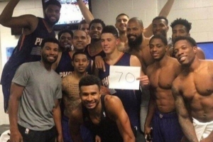 感同身受！布克谈阿德巴约83分：不管人们如何看待 都将永载史册 配图