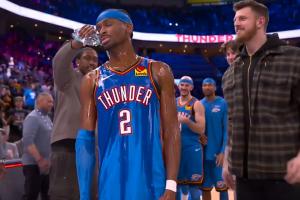 我就宠着你们吧！亚历山大被幼稚队友浇水 一记斜眼说明一切 配图