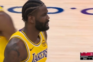 乱战！詹姆斯反击不中 艾顿飞身补篮得手还想要加罚 配图