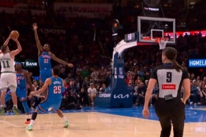 球给他太稳了！普理查德命中撤步压哨三分球 配图