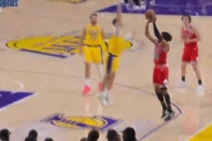 这移动速度！拉拉维亚扑防大帽对手底角三分球 配图