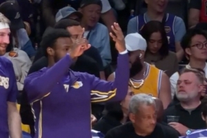 为你骄傲！老詹顺下暴扣 布朗尼比出象征老爸年龄的“41”手势 配图