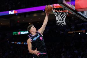 频频杀伤！拉松半场4中3砍全队最高13分加3板4助 罚球6中6 配图