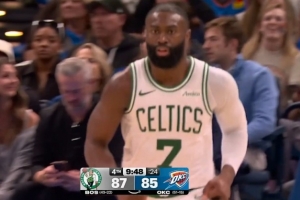 攻防建功！杰伦·布朗扑防大帽切特 顺势反击一条龙暴扣 配图