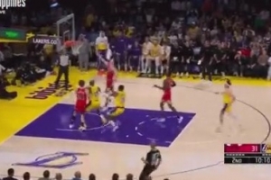 这有点过分了！吉迪快下接球面对空篮竟然上飞 配图