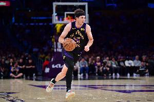 输送炮弹！詹姆斯底角接球随即送里夫斯 后者空位三分一箭穿心 配图