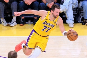 解说：湖人轮换合计5分让东契奇负重训练 雷迪克聪明智商又占高地 配图